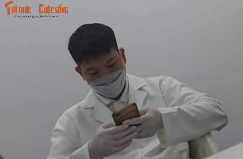  Thanh niên xưng là trợ lý bác sỹ Thuận, không đeo biển tên